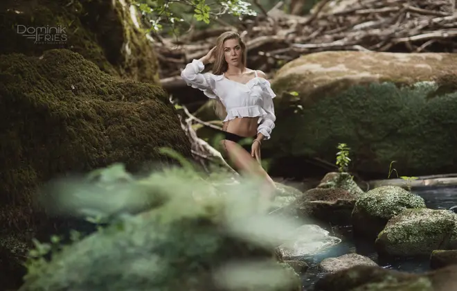 Saskia posiert in der Nähe eines Wasserfalls bei Trier an der luxemburgischen Grenze